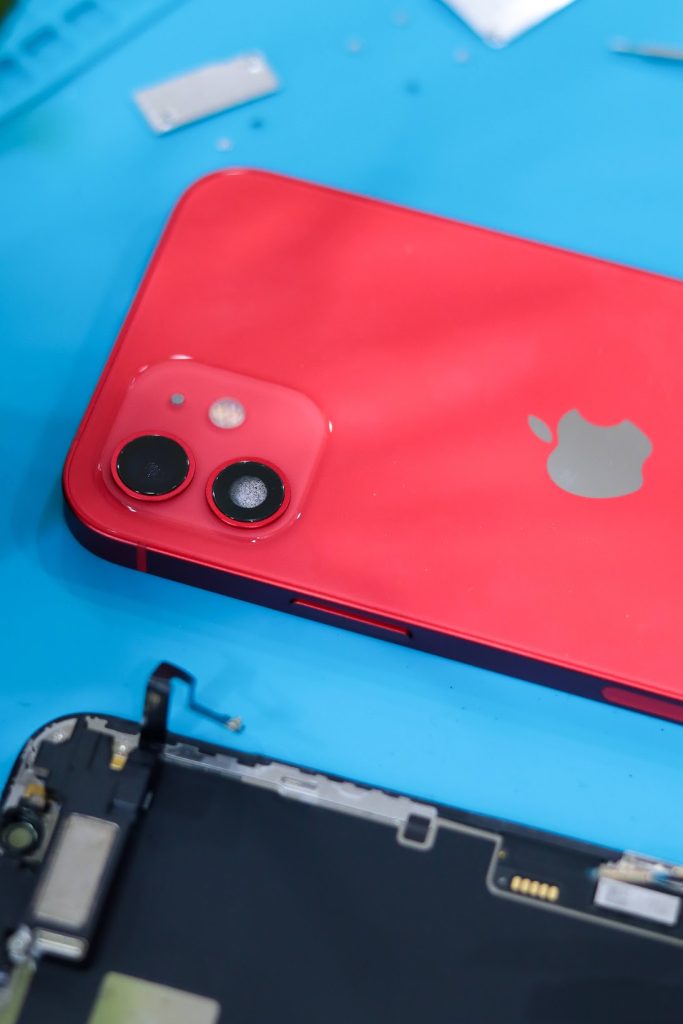 Semak kamera dengan teliti. Anda beli iPhone untuk kamera, kan?
